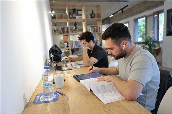 Sessiz çalışma ortamı, zengin kitap koleksiyonu ve ücretsiz Wi-Fi hizmetiyle