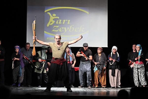 Konak’ta “Kuvayi Milliye Destanı” tiyatro oyunu sahnelendi Konak Belediyesi’nin 29 Ekim Cumhuriyet Bayramı kutlamaları kapsamında, Dr. Selahattin