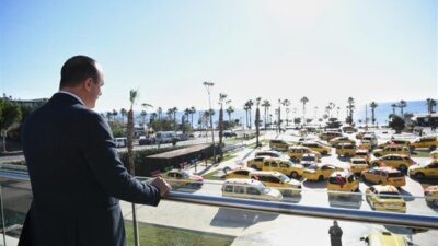 Cumhuriyet'in 102’nci yılı Konyaaltı’nda kutlandı. Konyaaltı’nda hizmet veren taksici esnafı,