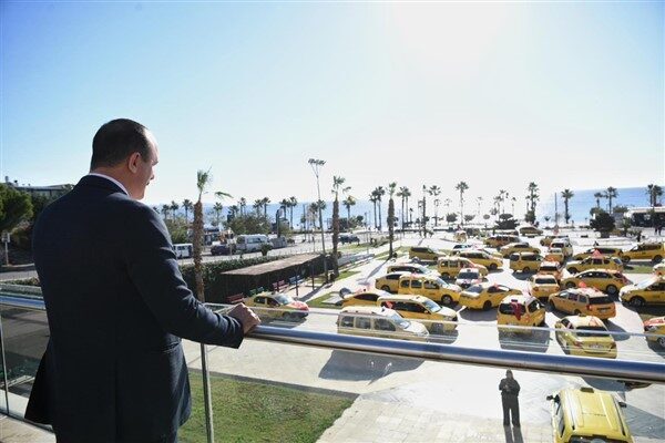 Konyaaltı’nda Cumhuriyet konvoyu düzenlendi Cumhuriyet'in 102’nci yılı Konyaaltı’nda kutlandı. Konyaaltı’nda hizmet veren taksici esnafı,