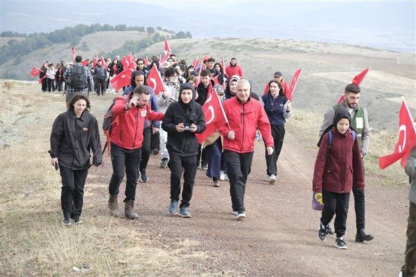 Yürüyüşe Çorum Belediye Başkan Yardımcısı İsmail Yağbat, Doğa Kulüplerinin üyeleri