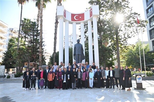 Kumluca Belediyesi, Muhtarlar Günü dolayısıyla Cumhuriyet Meydanı’nda Atatürk Anıtı’na çelenk sunuldu.