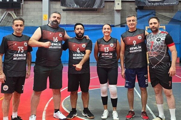 Kurumlar Arası Kaymakamlık Kupası Voleybol Turnuvası şampiyonu Gemlik Kurumlar Arası Kaymakamlık Kupası Voleybol Turnuvası tamamlandı. Turnuvada üstün performans