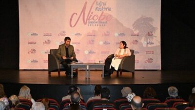 Manisa Şehir Tiyatrosu Uğur Mumcu Sahnesi’nde gerçekleştirilen söyleşide Latife Tekin,