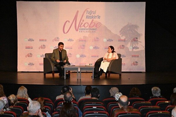 Latife Tekin, Manisalı sanatseverlerle buluştu Manisa Şehir Tiyatrosu Uğur Mumcu Sahnesi’nde gerçekleştirilen söyleşide Latife Tekin,