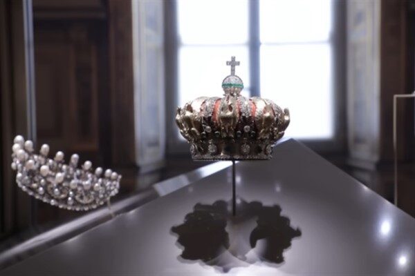Louvre Müzesi’nden mücevher hırsızlığıyla ilgili iki kişinin tutuklandığı bildirildi Le Parisien gazetesine göre, şüpheliler aslen Paris'in Seine-Saint-Denis semtindendi ve