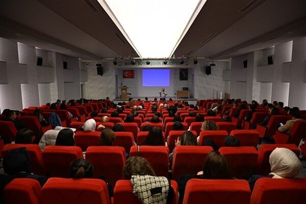 MABEM öğretmenlerine yönelik “Yaratıcı ve Yenilikçi Öğretmenlik” semineri Seminerde, eğitim ve kariyer danışmanı Nur Erdem Özeren tarafından bilgiler