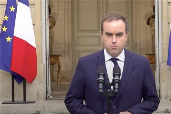 Macron, bu duyuruyu Cuma günü geç saatlerde, aşırı sağ ve