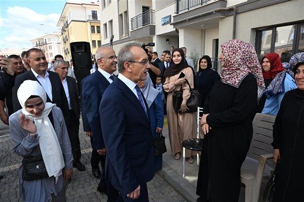 Düzenlenen törene Malatya Valisi Seddar Yavuz, Büyükşehir Belediye Başkanı Sami