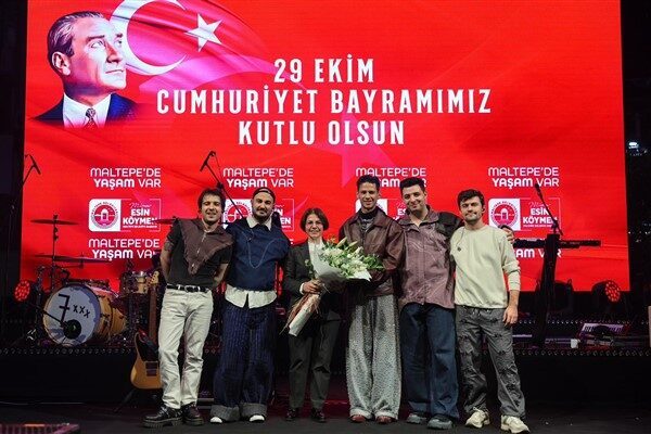 Maltepe’de Cumhuriyet’in kuruluşunun 102’nci yılı  kutlandı Maltepe Belediyesi tarafından düzenlenen fener alayına katılan binlerce kişi saatler