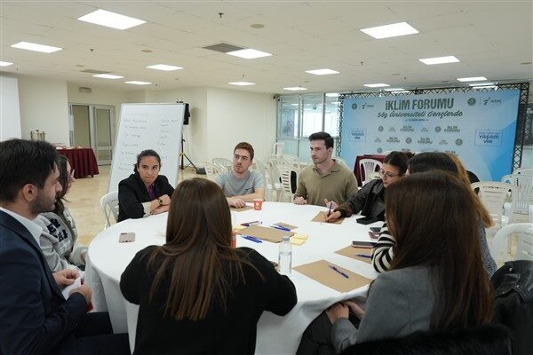 Prof. Dr. Türkan Saylan Kültür Merkezi’nde düzenlenen İklim Forumu, üniversiteli