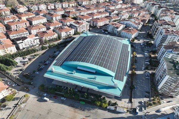 Mamak Belediyesi, Hidayet Türkoğlu Spor Salonu’nun çatısına güneş enerjisi santrali