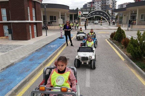 Mamak Belediyesi Çocuk Trafik Eğitim Parkı’nda gerçekleştirilen eğitimlerde, İmirzalıoğlu Ganime