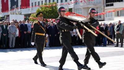 Manisa Valiliği öncülüğünde düzenlenen törende, Manisa Valisi Vahdettin Özkan, Garnizon