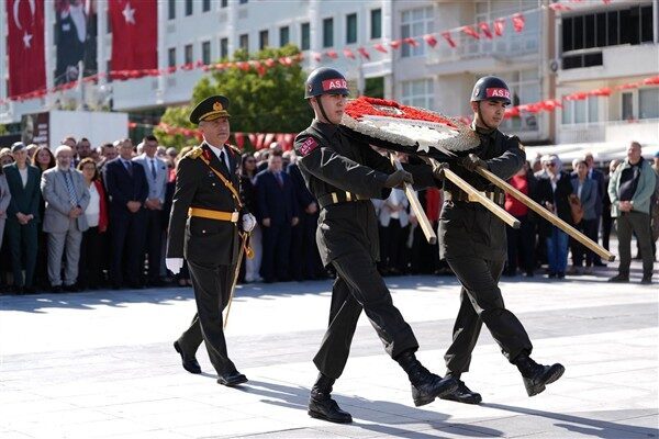 Manisa’da 29 Ekim çelenk sunumuyla başladı Manisa Valiliği öncülüğünde düzenlenen törende, Manisa Valisi Vahdettin Özkan, Garnizon