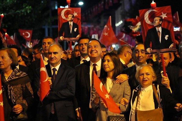 Cumhuriyet’in ilanının 102’nci yılı, Manisa’da gün boyu süren etkinliklerle kutlandı.