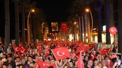 Marmaris Belediye Başkanı Acar Ünlü’nün de katılımıyla başlayan fener alayında,