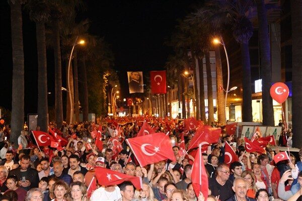 Marmaris Belediye Başkanı Acar Ünlü’nün de katılımıyla başlayan fener alayında,