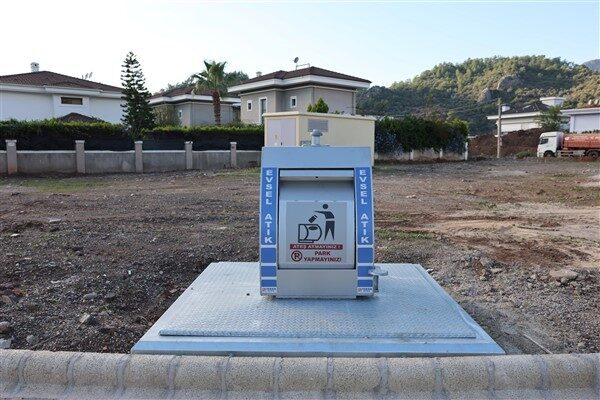 Yeraltı çöp konteyneri sistemi ilk olarak Çamdibi Mahallesi Bağlıiçi mevkiinde