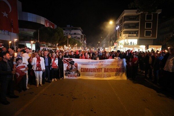Cumhuriyet Bayramı programı çelenk sunma töreni ile başladı. Vatandaşlar, Ata’nın