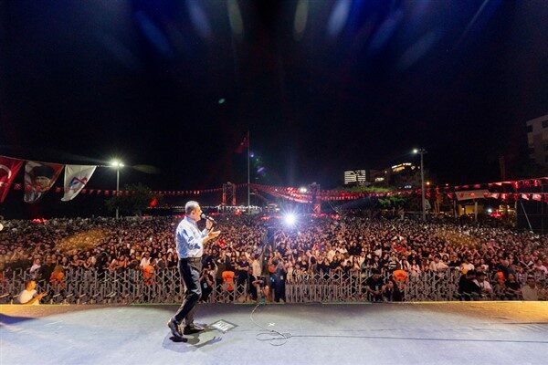 Mersin Gençlik Festivali 2. gününde de devam etti Festivalin ikinci gününe damgasını ünlü müzisyen Teoman vurdu. Türkiye Belediyeler
