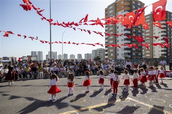 Mersin’de çocuk gelişim merkezleri ve çocuk atölyelerinde Cumhuriyet Bayramı kutlandı Mersin Büyükşehir Belediyesi Çocuk Gelişim Merkezleri Koordinatörü Özlem Tanışık, Çocuk