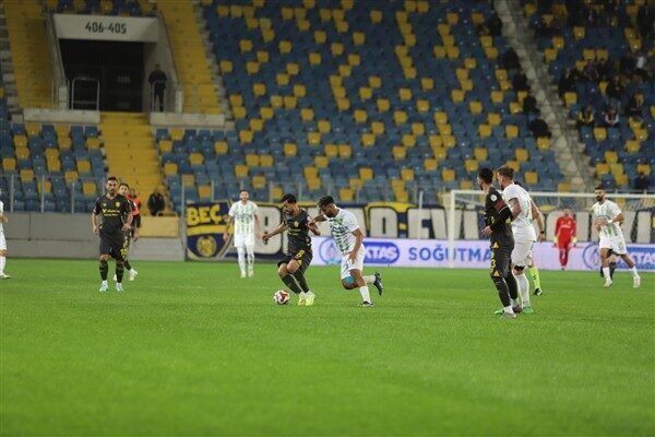MKE Ankaragücü: 4 – Şanlıurfaspor: 1 Karşılaşmaya hızlı başlayan konuk ekip, 1. dakikada Sinan Kurumuş’un attığı