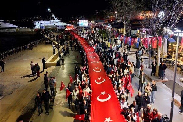 Mudanya’da Cumhuriyet Bayramı kutlamaları Mudanya, 29 Ekim Cumhuriyet Bayramı’nı kutladı. Mudanya Belediyesi’nin “Yaşasın Cumhuriyet”