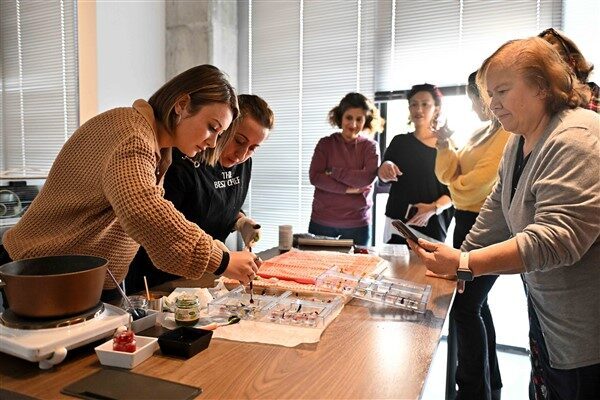 Bu yılki programda protez tırnak, ütü, dokuma, nakış ve halk
