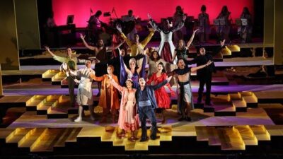 Nazım Hikmet Kültürevi’nde gerçekleşen prömiyer, sanatseverlerin yoğun ilgisiyle dolup taşarken,