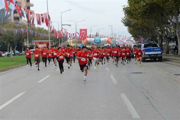 Etkinlikte 55 okuldan bin 609 sporcu 8 kategoride yarıştı. Fatih