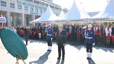 Nilüfer’de Cumhuriyet’in 102. yıl dönümü çelenk töreni ile kutlandı. Nilüfer