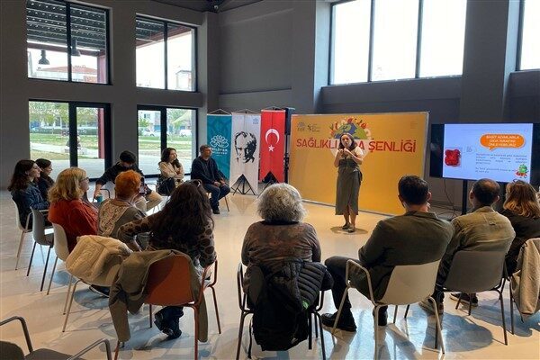 Nilüfer Pancar Deposu’nda düzenlenen “Gıda Etiketi Okuryazarlığı Söyleşisi”nde konuşan Gıda