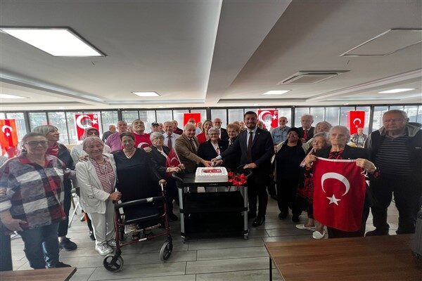 Nilüfer’de huzurevleri ve hasta konukevinde Cumhuriyet Bayramı kutlandı Nilüfer’de Cumhuriyet’in 102’nci yıl dönümü çeşitli kutlamalarla devam ediyor. Bu