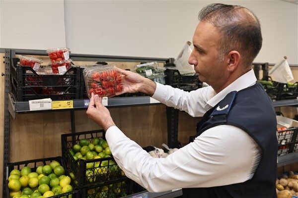 Yapılan market denetimlerinde, ürünlerin son kullanma tarihleri, fiyat etiketleri, kasa