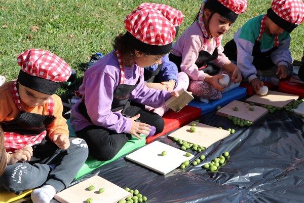 Öğrencilere yönelik zeytin kırma etkinliği gerçekleşti Kreşte öğrencilere yönelik “Zeytin Kırma Etkinliği” gerçekleştirildi. Etkinlik için Derik'ten