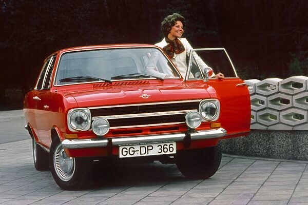 Opel, 1965 yılında Frankfurt’ta düzenlenen IAA etkinliğinde Kadett B ve