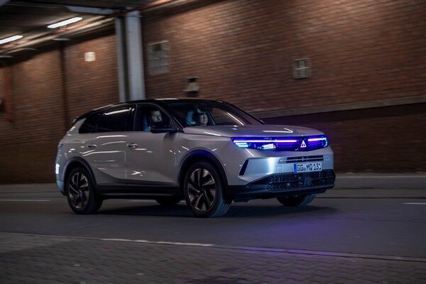 Opel, yapay zeka destekli aydınlatma iletişim sistemini sergiledi Alman otomobil üreticisi Opel, aydınlatma teknolojilerindeki öncü rolünü sürdürmeye devam