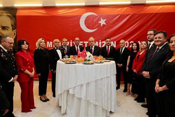 Ordu’da Cumhuriyet Resepsiyonu düzenlendi Ordu Kültür Sanat Merkezi’nde gerçekleştirilen resepsiyonda Vali Muammer Erol, davetlileri