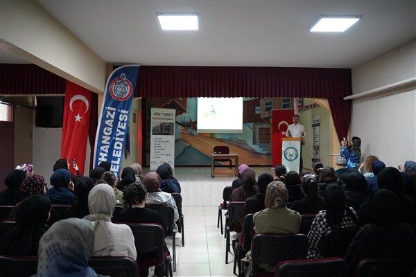 Başlatılan programın ilk durağı Orhangazi Kız Anadolu İmam Hatip Lisesi