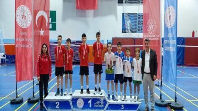 Turnuvada Osmangazi Belediyespor Badminton Takımı sporcuları çeşitli kategorilerde derece elde