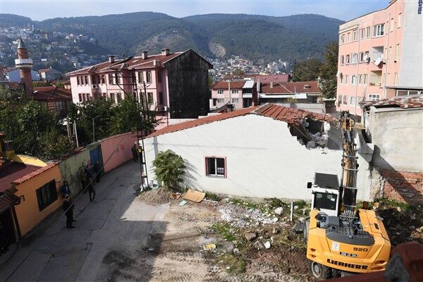 Osmangazi Belediyesi Yapı Kontrol Müdürlüğü ekipleri, Osmangazi Mahallesi Nakkaş Ali