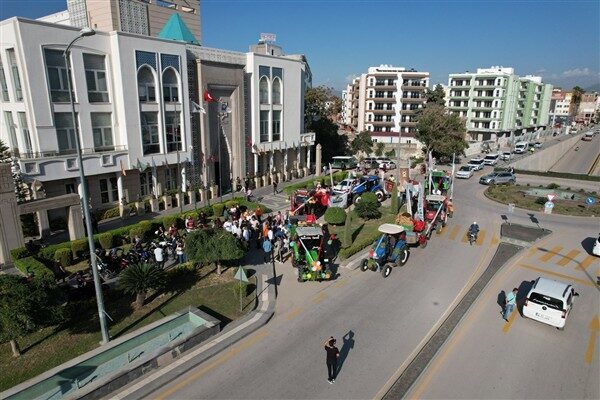 Millet Bahçesi önünden başlayan etkinlikte, tarladan sökülmüş yerfıstığı dallarıyla süslenen