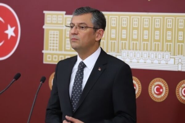 Özel: Biz, 100 yıl önce işgale boyun eğmeyenlerin torunlarıyız CHP Genel Başkanı Özgür Özel, açıklamasında bu akşam Kadıköy’de milyonlarla