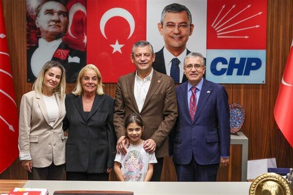 CHP Genel Başkanı Özel, İstanbul Genel Başkanlık Çalışma Ofisi’nde merhum