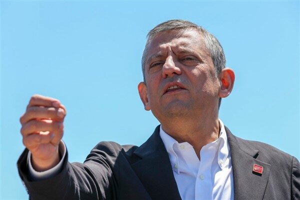 Özel: Türkiye siyasetinde şu anda bir yenilmez var o da Ekrem İmamoğlu Cumhuriyet Halk Partisi (CHP) Genel Başkanı Özel, cuma namazını İstanbul