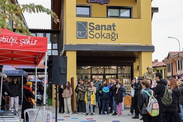 Gün boyu süren etkinliklerde Sanat Sokağı’nın her köşesinde seramik, cam,