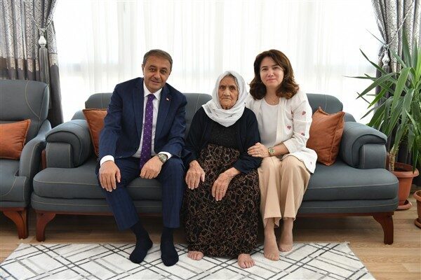 Şanlıurfa Valisi Hasan Şıldak, eşi Fatma Nur Şıldak ile birlikte