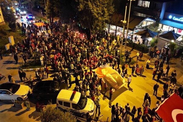 29 Ekim sabahı Kaymakamlık binası önünde düzenlenen program, vatandaşların ve