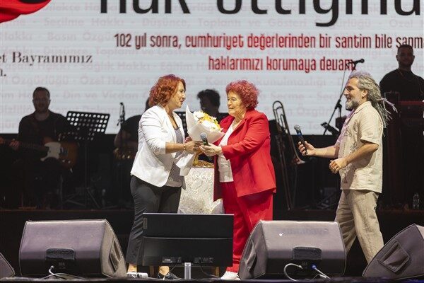 Selda Bağcan, Mersin’de sahne aldı Türkiye Belediyeler Birliği (TBB) Başkan Vekili ve Mersin Büyükşehir Belediye